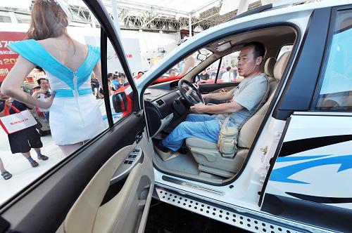 7月29日,一位參觀者試駕一款國產(chǎn)品牌汽車。新華社記者 彭昭之 攝