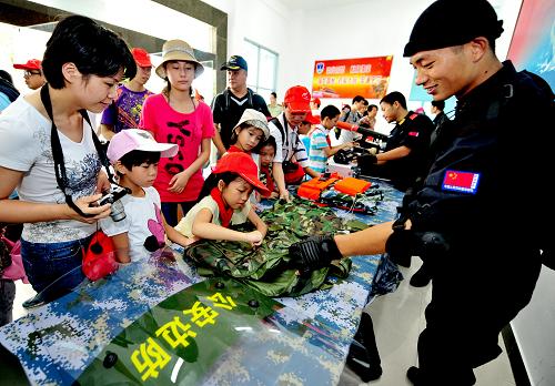 7月29日,市民在福建海警一支隊(duì)參觀裝備。當(dāng)日,福建海警一支隊(duì)在駐地開展“警營(yíng)開放日”活動(dòng),邀請(qǐng)當(dāng)?shù)厥忻竦骄癄I(yíng)參觀學(xué)習(xí),體驗(yàn)警營(yíng)生活,共同迎接中國(guó)人民解放軍建軍85周年。新華社記者 張國(guó)俊 攝