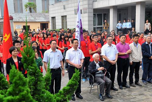8月25日,北京大學(xué)、清華大學(xué)、南開大學(xué)、臺灣新竹清華大學(xué)、云南師范大學(xué)“兩岸五校”青年學(xué)生代表共150人匯聚昆明,組成青年大學(xué)生暑期學(xué)習(xí)實踐團(tuán),開展為期3天的以“尋訪西南聯(lián)大足跡、弘揚(yáng)西南聯(lián)大精神”為主線的系列活動,探訪西南聯(lián)大在昆明的歷史足跡,聽取專題講座,舉辦青年論壇,尋訪西南聯(lián)大遺址、教授名人故居,感悟西南聯(lián)大深厚的歷史文化內(nèi)涵。這是活動啟動儀式現(xiàn)場。新華社記者 陳海寧 攝