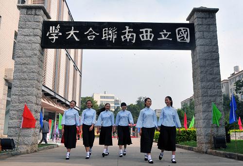8月25日,參加活動的大學(xué)生參觀西南聯(lián)大舊址。新華社記者 陳海寧 攝