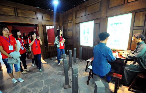 8月25日,參加活動的“兩岸五校”學(xué)生代表參觀西南聯(lián)大博物館。新華社記者 陳海寧 攝