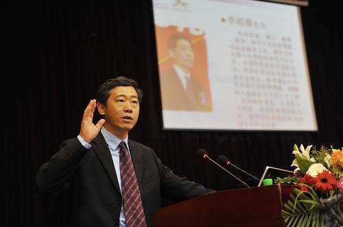 8月25日,經濟學家、清華大學中國與世界經濟研究中心主任李稻葵在論壇上發(fā)表主題演講。新華社記者 魯鵬 攝