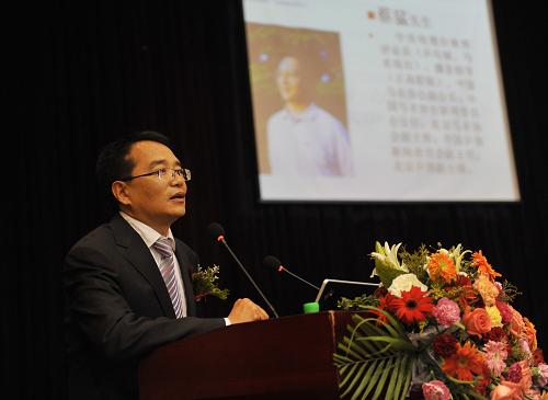 8月25日,央視體育評論員、中國馬業(yè)協會副會長蔡猛在論壇上發(fā)表主題演講。新華社記者 魯鵬 攝
