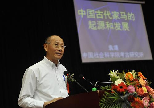 8月25日,歷史學家、中國社會科學院考古研究所研究員袁靖在論壇上發(fā)表主題演講。新華社記者 魯鵬 攝