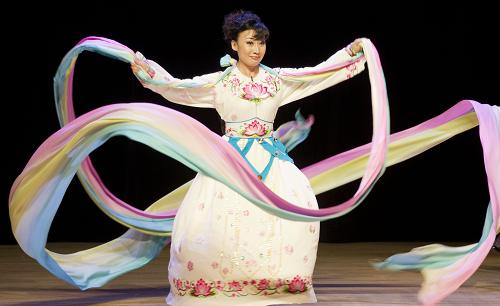 8月24日,在加拿大多倫多演藝中心,京劇演員唐禾香表演《天女散花》選段。新華社發(fā)(鄒崢 攝)