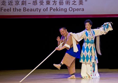 8月24日,在加拿大多倫多演藝中心,京劇演員呂昆山(左)和陳淑芳表演《秋江》選段。新華社發(fā)(鄒崢 攝)
