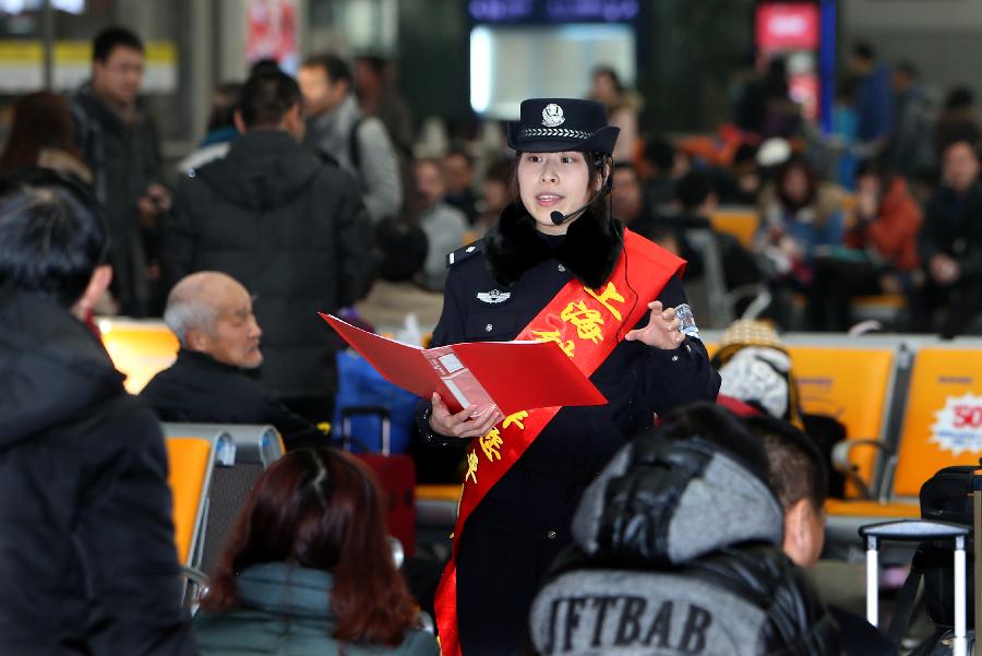 1月26日,虹橋火車站派出所的民警在候車大廳內(nèi)為旅客講解出行安全知識(shí)。新華社記者凡軍攝
