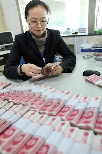 3月11日,江蘇省連云港市贛榆縣農(nóng)村商業(yè)銀行營(yíng)業(yè)員在清點(diǎn)人民幣。中國(guó)人民銀行3月10日發(fā)布的金融統(tǒng)計(jì)報(bào)告顯示,2月份我國(guó)新增人民幣貸款6200億元,截至2月末廣義貨幣(M2)余額99.86萬(wàn)億元,同比增長(zhǎng)15.2%。新華社發(fā)(司偉 攝)