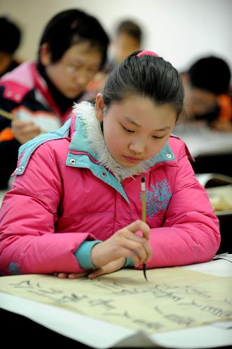 3月11日,沈陽市振興街第二小學(xué)學(xué)生在新建的專業(yè)書法教室里上書法課。新華社發(fā)(張文魁 攝)