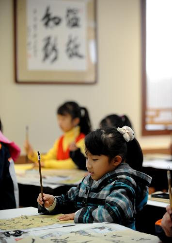 3月11日,沈陽市振興街第二小學(xué)學(xué)生在新建的專業(yè)書法教室里上書法課。新華社發(fā)(張文魁 攝)