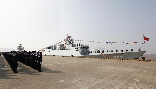 這是3月12日拍攝的我國新型護(hù)衛(wèi)艦首艦——蚌埠艦入列命名授旗儀式現(xiàn)場。當(dāng)日,我國新型護(hù)衛(wèi)艦首艦——蚌埠艦入列命名授旗儀式在浙江舟山舉行,標(biāo)志著這艘艦正式加入人民海軍戰(zhàn)斗序列。蚌埠艦是我國自行研制設(shè)計(jì)生產(chǎn)的新一代輕型導(dǎo)彈護(hù)衛(wèi)艦,集成了多型武器裝備,主要擔(dān)負(fù)巡邏警戒護(hù)航、單獨(dú)或協(xié)同其他兵力執(zhí)行反潛作戰(zhàn)、對海作戰(zhàn)等使命任務(wù)。新華社發(fā)(萬福盛 攝)