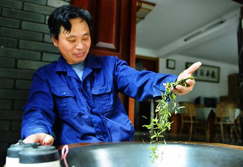 3月12日,杭州市龍井村的茶農(nóng)在炒制“明前”西湖龍井茶。 新華社發(fā)(龍巍 攝)