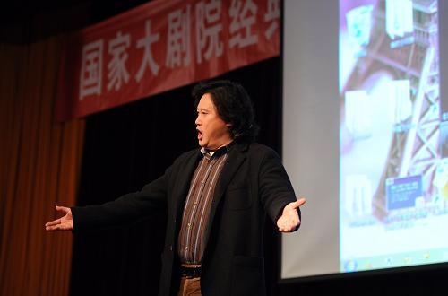 3月13日,男高音歌唱家戴玉強(qiáng)在北京理工大學(xué)的講座中演唱。新華社記者 羅曉光 攝