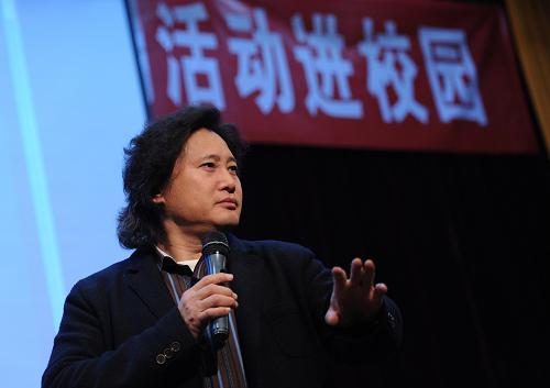 3月13日,男高音歌唱家戴玉強(qiáng)在北京理工大學(xué)舉行講座。新華社記者 羅曉光 攝