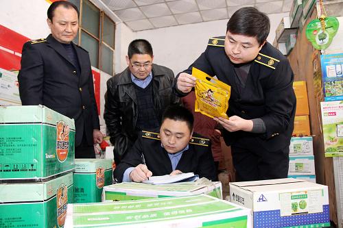 3月14日,棗莊市農(nóng)業(yè)執(zhí)法人員在一家農(nóng)資經(jīng)銷店查扣假農(nóng)藥。當(dāng)日,在“3·15”國(guó)際消費(fèi)者權(quán)益日到來(lái)之際,山東省棗莊市拉開(kāi)“2013年全市農(nóng)資打假專項(xiàng)治理行動(dòng)”的序幕,農(nóng)業(yè)執(zhí)法人員對(duì)全市各經(jīng)銷店銷售的農(nóng)藥、種子、肥料等涉農(nóng)物資進(jìn)行拉網(wǎng)式的檢查,嚴(yán)厲打擊坑農(nóng)害農(nóng)行為,維護(hù)農(nóng)民合法權(quán)益,為春耕生產(chǎn)保駕護(hù)航。新華社發(fā)(吉喆 攝)
