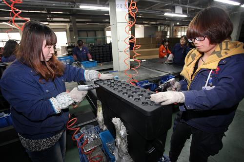 3月14日,工人在河北清河億利橡塑集團生產(chǎn)車間的生產(chǎn)線上組裝用于重型卡車上的進氣系統(tǒng)總成。河北省清河縣的汽摩零配件產(chǎn)業(yè)起步于上世紀70年代,主要生產(chǎn)包括汽車密封件、倒車鏡、內(nèi)飾件在內(nèi)的汽摩零配件產(chǎn)品,達2000多種規(guī)格和型號,是當?shù)匾淮髠鹘y(tǒng)支柱產(chǎn)業(yè)。近年來,該縣積極引導汽摩零配件企業(yè)加大新品研發(fā)力度、更新技術(shù)設備、主動進行產(chǎn)業(yè)轉(zhuǎn)型升級等,從而開拓國內(nèi)外汽配市場,與一汽、二汽、北京現(xiàn)代、廣州本田等100多家汽車制造企業(yè)建立長期的配套協(xié)作關(guān)系。目前,清河縣擁有汽摩零配件生產(chǎn)企業(yè)190家,實現(xiàn)年總產(chǎn)值85億元,從業(yè)人員13萬多人。其中主導產(chǎn)品操縱鋼索和濾清器分別占全國市場份額的60%和40%。新華社發(fā)(朱旭東 攝)