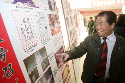 3月14日,在山東省“煙臺雷鋒事跡展覽館”,雷鋒生前戰(zhàn)友、書法家房壽大在講述雷鋒故事。新華社發(fā)(方毅 攝)