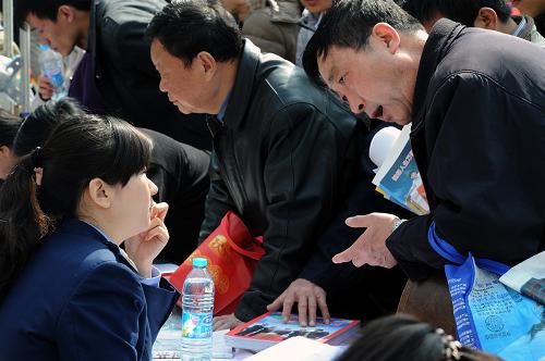 3月15日,南京市民向消費者協(xié)會工作人員進(jìn)行維權(quán)咨詢。當(dāng)日是“3·15國際消費者權(quán)益日”,江蘇省暨南京市工商、質(zhì)監(jiān)、消協(xié)、企業(yè)代表、行業(yè)協(xié)會等相關(guān)部門在南京聯(lián)合舉行紀(jì)念3·15國際消費者權(quán)益日活動。新華社記者 韓瑜慶 攝