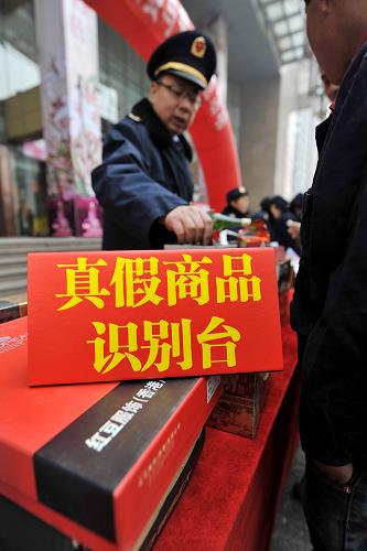 3月15日,太原市工商局迎澤分局工作人員為市民講解假冒偽劣商品鑒別辦法。新華社記者 詹彥 攝