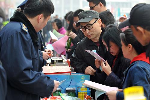3月15日,在太原市橋頭街舉行的宣傳咨詢服務(wù)活動現(xiàn)場,市民向工商人員進(jìn)行投訴和消費咨詢。新華社記者 詹彥 攝