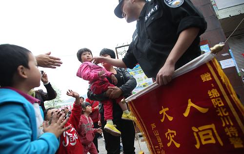 5月6日,在老蘆山中學(xué)受災(zāi)群眾安置點,百姓自發(fā)聚集送別完成第一期任務(wù)的綿陽特警。當(dāng)日,四川省綿陽市公安局在蘆山縣進(jìn)行警力換防,已連續(xù)17天執(zhí)行任務(wù)的129名綿陽特警離開災(zāi)區(qū)。在換防現(xiàn)場,老百姓自發(fā)組成歡送隊伍,送上錦旗,用掌聲感謝不辭辛勞的綿陽公安。新華社記者 王申 攝