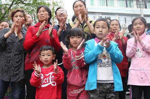 5月6日,在老蘆山中學(xué)受災(zāi)群眾安置點,百姓自發(fā)聚集送別完成第一期任務(wù)的綿陽特警。新華社記者 王申 攝