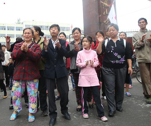 5月6日,在老蘆山中學(xué)受災(zāi)群眾安置點,百姓自發(fā)聚集送別完成第一期任務(wù)的綿陽特警。新華社記者 王申 攝