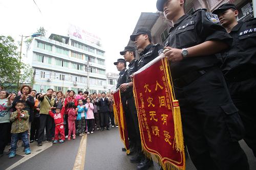 5月6日,在老蘆山中學(xué)受災(zāi)群眾安置點,百姓自發(fā)聚集送別完成第一期任務(wù)的綿陽特警。新華社記者 王申 攝