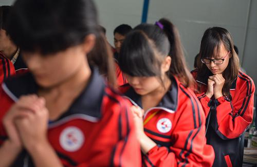 5月6日,在蘆山中學(xué)板房教室內(nèi),學(xué)生們雙手握拳以示感恩。新華社記者 白禹 攝