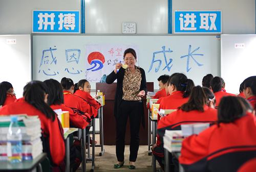 5月6日,在蘆山中學(xué)的板房教室內(nèi),一名老師正在給學(xué)生上課。當(dāng)日,雅安地震災(zāi)區(qū)329所中小學(xué)校、7所中職學(xué)校全面復(fù)課。據(jù)統(tǒng)計,四川省蘆山“4·20”7.0級強烈地震造成雅安市357所學(xué)校受損,全市329所中小學(xué)受影響停課。雅安市教育局相關(guān)負(fù)責(zé)人告訴記者,地震后,在確保學(xué)生安全的前提下,學(xué)生在搭建板房中復(fù)課。目前還未搭建好板房的震區(qū)學(xué)校,采取租借安全辦公用房、民房等方式復(fù)課復(fù)學(xué)。新華社記者 白禹 攝