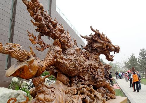 園博園中奇石館前的中國傳統(tǒng)的木雕飛龍(5月7日攝)。新華社記者 李欣 攝