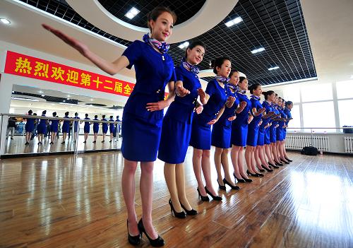 5月7日,在遼寧現(xiàn)代服務(wù)職業(yè)技術(shù)學(xué)院,沈陽(yáng)賽區(qū)首場(chǎng)比賽頒獎(jiǎng)禮儀志愿者在訓(xùn)練。 近日,在位于沈陽(yáng)市的遼寧現(xiàn)代服務(wù)職業(yè)技術(shù)學(xué)院,第十二屆全運(yùn)會(huì)沈陽(yáng)賽區(qū)的禮儀志愿者們正在接受封閉培訓(xùn),她們將在5月10日首個(gè)頒獎(jiǎng)儀式上亮相。本次封閉培訓(xùn)為期四天,包括體能、站姿、坐姿、微笑、舞蹈、自信心提升等方面的訓(xùn)練。 新華社發(fā)(張文魁 攝)