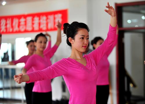 5月7日,在遼寧現(xiàn)代服務(wù)職業(yè)技術(shù)學(xué)院,沈陽(yáng)賽區(qū)首場(chǎng)比賽頒獎(jiǎng)禮儀志愿者在訓(xùn)練舞蹈。新華社發(fā)(張文魁 攝)