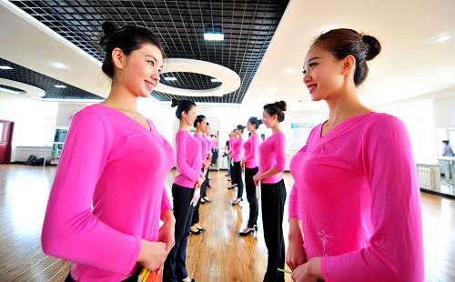 5月7日,在遼寧現(xiàn)代服務(wù)職業(yè)技術(shù)學(xué)院,沈陽(yáng)賽區(qū)首場(chǎng)比賽頒獎(jiǎng)禮儀志愿者在訓(xùn)練微笑。近日,在位于沈陽(yáng)市的遼寧現(xiàn)代服務(wù)職業(yè)技術(shù)學(xué)院,第十二屆全運(yùn)會(huì)沈陽(yáng)賽區(qū)的禮儀志愿者們正在接受封閉培訓(xùn),她們將在5月10日首個(gè)頒獎(jiǎng)儀式上亮相。本次封閉培訓(xùn)為期四天,包括體能、站姿、坐姿、微笑、舞蹈、自信心提升等方面的訓(xùn)練。新華社發(fā)(張文魁 攝)