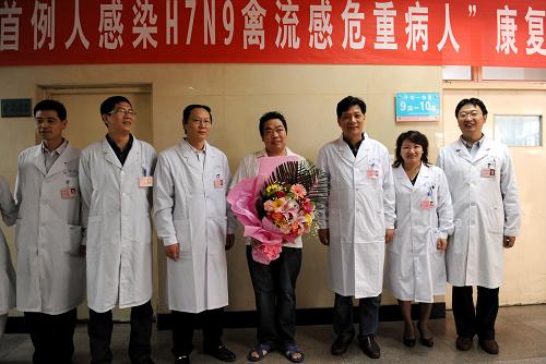 5月7日,治愈患者馬某(右四)與醫(yī)護人員合影。 當日,河南省首例人感染H7N9禽流感危重患者馬某從河南大學淮河醫(yī)院治愈出院。 據了解,馬某于4月14日確診感染H7N9禽流感,曾一度病情危重,入住ICU病房。5月6日,經河南省衛(wèi)生廳通報,馬某發(fā)熱、咳嗽等癥狀消失,生命體征平穩(wěn),連續(xù)2次核酸檢測陰性,經省市臨床專家會診,符合國家衛(wèi)生計生委制訂的出院標準。 新華社記者 李博 攝