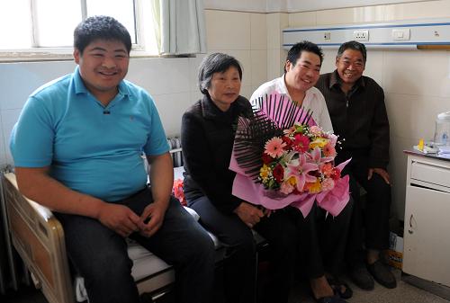 5月7日,治愈患者馬某(右二)與家人在病房內等待出院。新華社記者 李博 攝