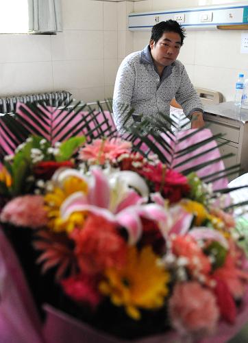 5月7日,治愈患者馬某在病房內休息。當日,河南省首例人感染H7N9禽流感危重患者馬某從河南大學淮河醫(yī)院治愈出院。據了解,馬某于4月14日確診感染H7N9禽流感,曾一度病情危重,入住ICU病房。5月6日,經河南省衛(wèi)生廳通報,馬某發(fā)熱、咳嗽等癥狀消失,生命體征平穩(wěn),連續(xù)2次核酸檢測陰性,經省市臨床專家會診,符合國家衛(wèi)生計生委制訂的出院標準。新華社記者 李博 攝