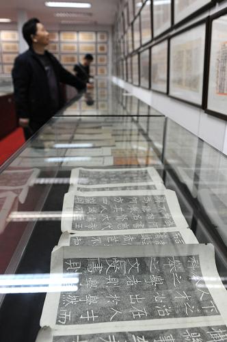 5月7日,前來參觀的市民在觀看展品。 近日,由河南大學(xué)等單位聯(lián)合主辦的“中國科舉書院文化展”在河南開封開展。據(jù)了解,本次文化展共展出了2000余件有關(guān)中國科舉制度的歷史文物資料,囊括了考試試卷、學(xué)生作業(yè)和科舉制度相關(guān)實(shí)物等,不少展品都是首次面向大眾展出。 新華社記者 李博 攝