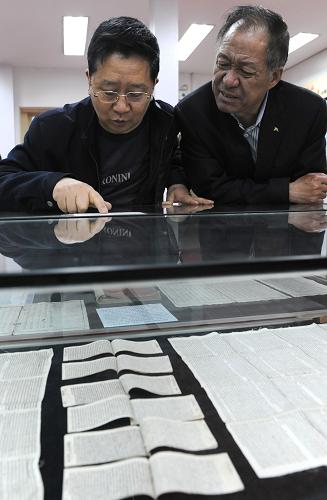 5月7日,前來參觀的市民在觀看展出的蠅頭小楷。新華社記者 李博 攝