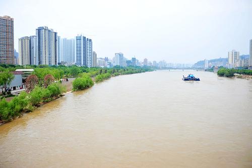 5月7日,在黃河蘭州段航道上,一艘航道疏浚船正在作業(yè)。今年5月以來,蘭州市水運(yùn)管理局組織相關(guān)單位對(duì)黃河蘭州段航道開展大規(guī)模疏浚清淤作業(yè),以確保今年汛期該段航道安全行洪和船舶航行暢通。疏浚工作完成后,蘭州市區(qū)38公里黃河“黃金水道”將恢復(fù)通航。據(jù)氣象部門預(yù)測(cè),今年汛期蘭州發(fā)生局地強(qiáng)降水和短時(shí)雷雨大風(fēng)的可能依然較大,黃河蘭州段防洪形勢(shì)依然嚴(yán)峻。新華社記者 陳斌 攝