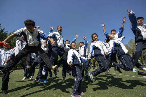 5月7日,新疆烏魯木齊市八一中學(xué)的高三學(xué)生在自己的成人儀式上歡呼。當(dāng)日,新疆烏魯木齊市八一中學(xué)的800多名高三學(xué)生參加了以“感悟人生,讓夢想飛揚”為主題的成人儀式。同學(xué)們在兩個小時“孩子扮演盲人,家長扮演聾人”的拓展訓(xùn)練中,與父母共同回想過去十八年的經(jīng)歷,體味父母的恩情。新華社記者 江文耀 攝