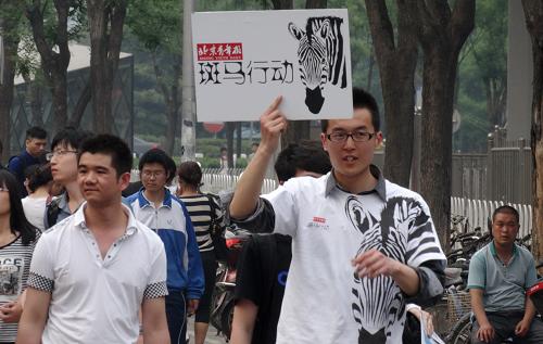 5月7日,“斑馬”志愿者在國(guó)貿(mào)路口引導(dǎo)行人過馬路。 當(dāng)日,北京市的國(guó)貿(mào)路口等地出現(xiàn)一批身穿印有“斑馬”圖標(biāo)的志愿者,義務(wù)引導(dǎo)行人穿越斑馬線、糾正行人交通違章行為。這次交通志愿者活動(dòng)由北京青年報(bào)發(fā)起組織,“斑馬”志愿者來自北京市各行各業(yè),年齡為20多歲到70多歲,首批有20多名。 新華社記者李欣攝