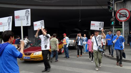5月7日,“斑馬”志愿者在國(guó)貿(mào)路口引導(dǎo)行人過馬路。當(dāng)日,北京市的國(guó)貿(mào)路口等地出現(xiàn)一批身穿印有“斑馬”圖標(biāo)的志愿者,義務(wù)引導(dǎo)行人穿越斑馬線、糾正行人交通違章行為。這次交通志愿者活動(dòng)由北京青年報(bào)發(fā)起組織,“斑馬”志愿者來自北京市各行各業(yè),年齡為20多歲到70多歲,首批有20多名。新華社記者 李欣 攝