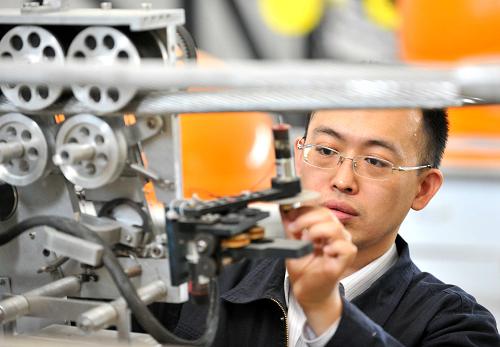 5月6日,郭銳在實(shí)驗(yàn)室調(diào)試高壓輸電線除冰機(jī)器人。