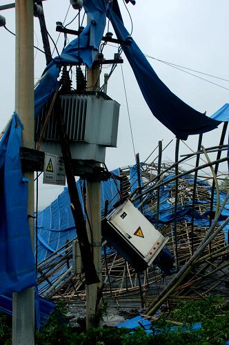 在貴州省福泉市龍昌鎮(zhèn)茅溝堡村,電力設施及工廠廠房遭遇暴風冰雹襲擊受損(5月7日攝)。新華社發(fā)(吳儒波 攝)