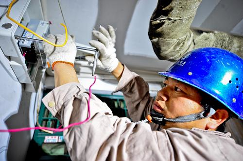 5月8日,一名天津電力城西供電公司的員工在為南開區(qū)一老舊小區(qū)更換智能電表。新華社記者 張超群 攝