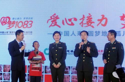 5月8日,神九航天員景海鵬(右二)、劉旺(右一)、劉洋(右三)在啟動(dòng)儀式上向來自玉樹的孤兒小?。ㄗ蠖┵?zèng)送書籍《太空漫步》,鼓勵(lì)他為實(shí)現(xiàn)自己遨游太空的夢(mèng)想而努力。當(dāng)日,由中國人壽慈善基金會(huì)、北京市青年聯(lián)合會(huì)共同主辦的“愛心接力 夢(mèng)想啟航——圓夢(mèng)地震孤兒”公益行動(dòng)在京啟動(dòng)。此次活動(dòng)以幫助汶川、玉樹和舟曲等地因自然災(zāi)害失去雙親的1083位孤兒實(shí)現(xiàn)夢(mèng)想為核心,搭建起一個(gè)匯聚愛心、凝聚力量的平臺(tái),發(fā)動(dòng)全社會(huì)在精神層面上給予這些曾經(jīng)遭受創(chuàng)傷的孩子們更多的關(guān)愛,實(shí)現(xiàn)愛心事業(yè)的接力和公益慈善的傳承。新華社記者 公磊 攝