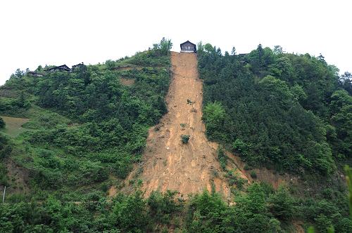5月8日,在貴州省丹寨縣排調(diào)鎮(zhèn)宰宿村,暴雨導(dǎo)致山體滑坡。新華社發(fā)(陳沛亮 攝)