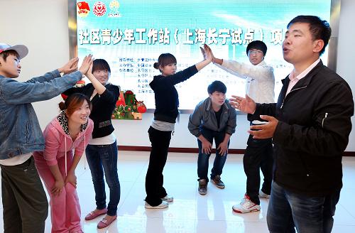 5月9日,首批學(xué)員在志愿者老師的指導(dǎo)下做游戲。當(dāng)日,在共青團中央權(quán)益部指導(dǎo)下,由中國社會工作協(xié)會、安利公益基金會等共同主辦的“社區(qū)青少年工作站”試點項目在上海啟動。“社區(qū)青少年工作站”項目主要幫扶對象是城市中無法進一步就學(xué)就業(yè)的15—18歲外來青少年,致力于打造一個集服務(wù)、教育、社交、信息于一體的多元化平臺,提供生活、求學(xué)、就業(yè)一站式服務(wù),幫助他們健康成長,融入城市,順利就業(yè)。新華社記者 凡軍 攝
