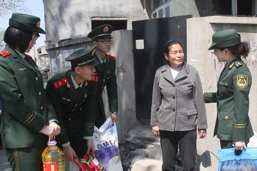 5月9日,遼寧邊防總隊(duì)葫蘆島邊檢站的官兵為駐地雙龍街道的失獨(dú)媽媽隋彩清(右二)送來(lái)米面油等生活用品。母親節(jié)將至,遼寧邊防總隊(duì)葫蘆島邊檢站的官兵來(lái)到駐地幾個(gè)失獨(dú)家庭,為失獨(dú)媽媽送去生活用品、慰問(wèn)金以及節(jié)日的問(wèn)候。新華社發(fā)(孫模同 攝)